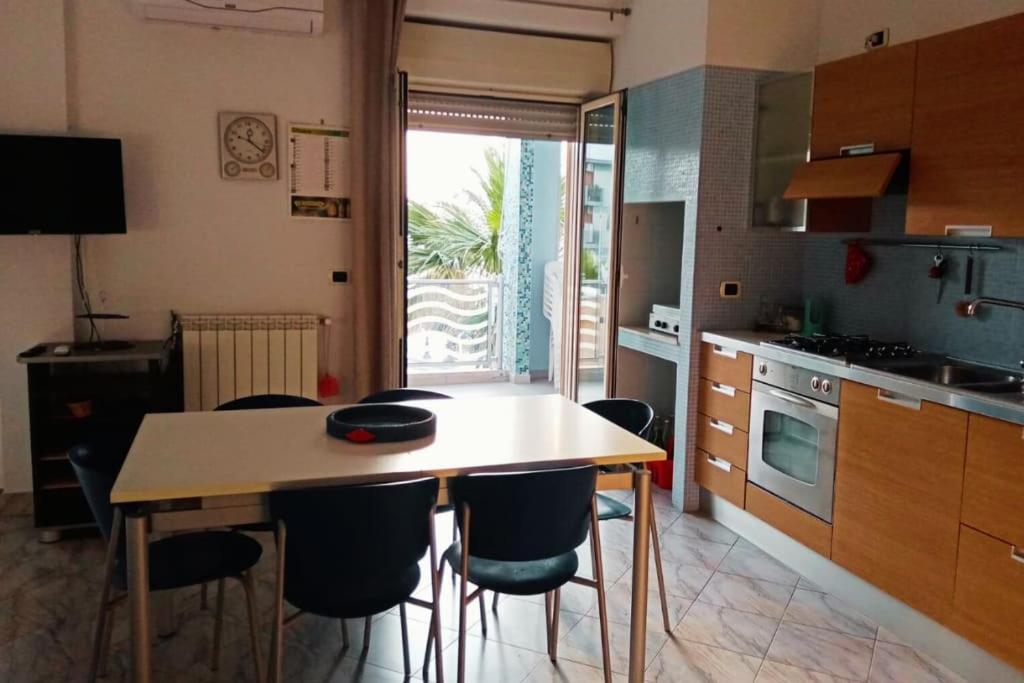Casa Flora A Due Passi Dal Mare Giovinazzo Exterior foto