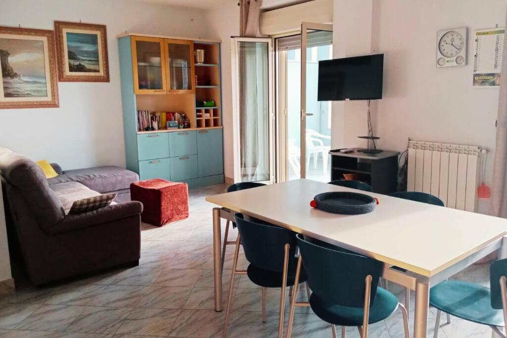 Casa Flora A Due Passi Dal Mare Giovinazzo Exterior foto